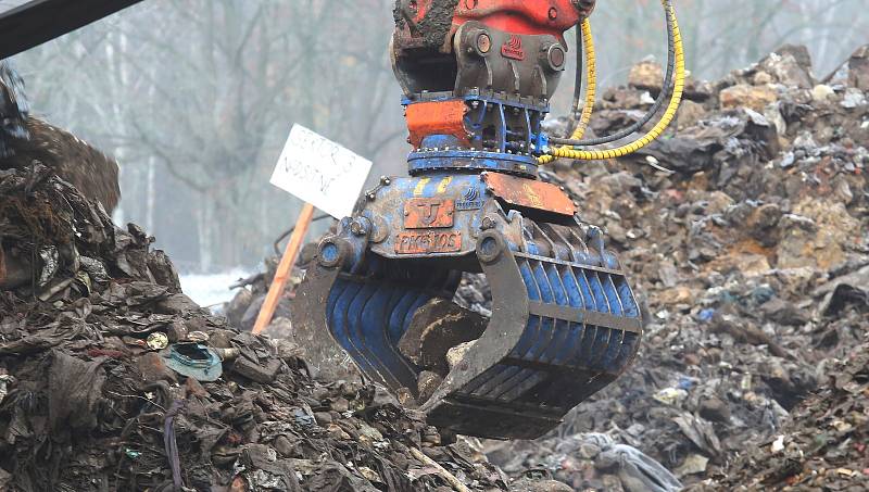 Několik týdnů probíhá rekultivace komunální skládky v Mezné na Děčínsku. Skládka je zde asi od sedmdesátých let a vozil se tam odpad z okolí.