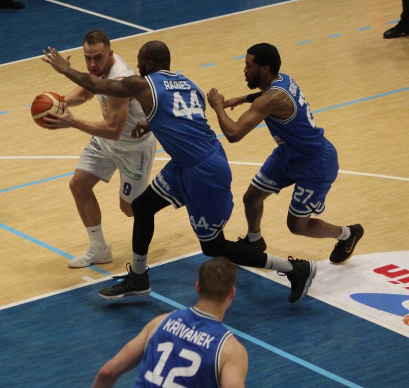 ODVETA. Basketbalisté Děčína ve druhém čtvrtfinále Alpe Adria Cupu proti USK Praha.