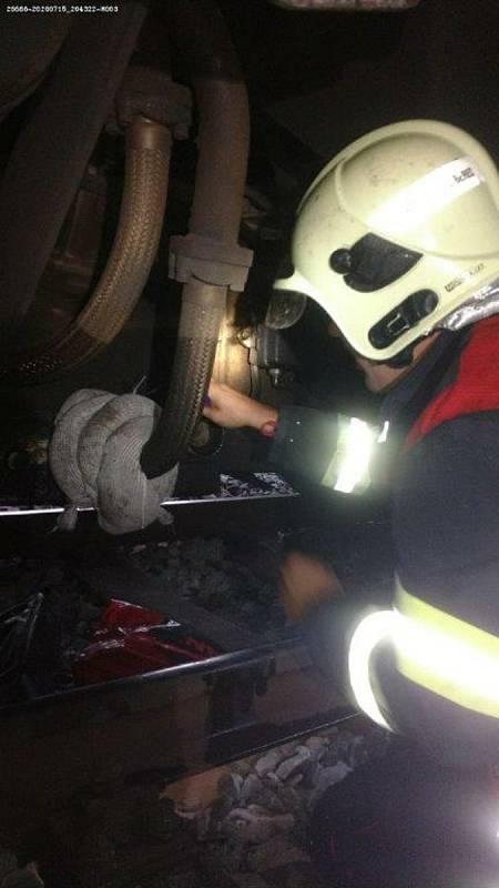 Zásah hasičů u vlaku, kterému unikal olej.