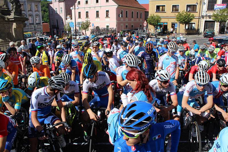 Start závěrečné etapy Závodu míru juniorů v Benešově nad Ploučnicí.