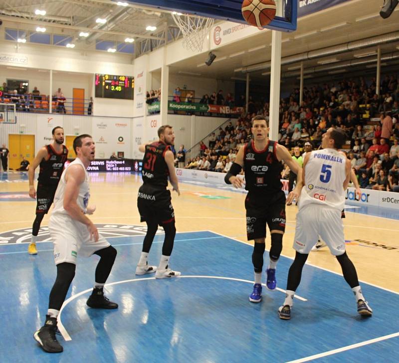 DĚČÍNŠTÍ BASKETBALISTÉ doma nestačili na mistrovský Nymburk.