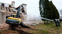 Budova mateřské školy v Jiříkově byla tento týden za asistence hasičů zdemolovaná kvůli špatnému stavu.  Stavět se bude nová.