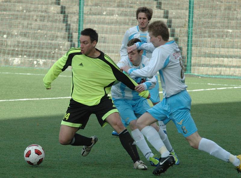 TO BYLA JÍZDA. Junior Děčín (v bílomodrém) doma přejel 5:1 silné Lovosice.