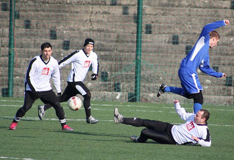 Fotbalisté SK Březiny (v bílém) prohráli se Skalicí 1:2.