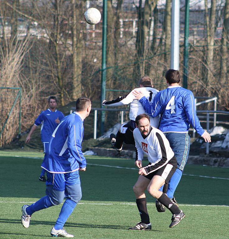 Fotbalisté SK Březiny (v bílém) prohráli se Skalicí 1:2.