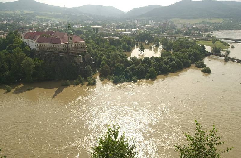 Povodeň 2002 v Děčíně (pohled z Pastýřské stěny).