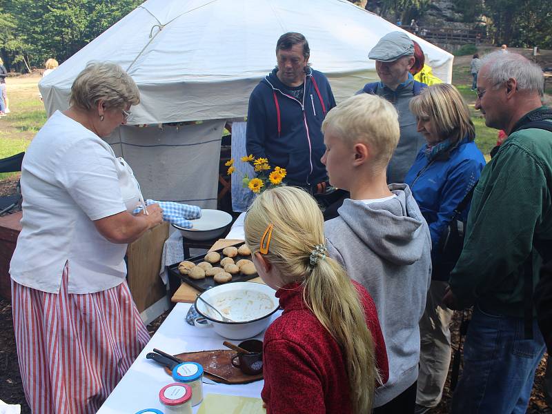 U Dolského mlýna slavnostně zapálili milíř v pondělí 21. srpna.