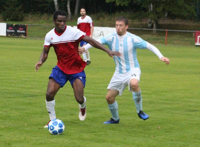 PORÁŽKA. Fotbalisté Modré (červené dresy) doma prohráli 1:3 se Srbicemi.