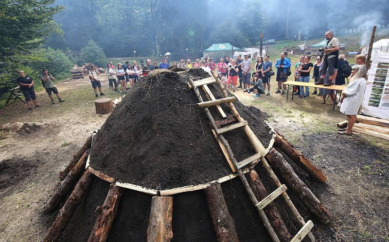 U Dolského mlýna na Jetřichovicku proběhlo tradičně zapálení uhlířského milíře.