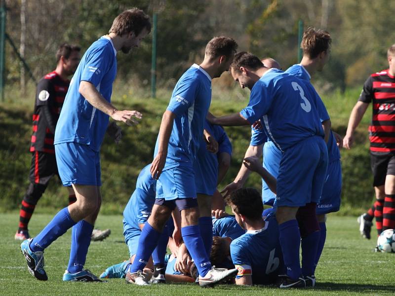 OBRAT. Fotbalisté Jiříkova (v modrém) doma porazili Union Děčín 4:2.