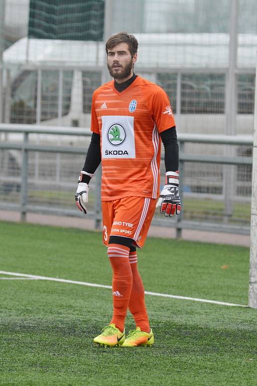 PORÁŽKA. Fotbalisté Varnsdorfu (ve žlutém) prohráli s Mladou Boleslaví 1:3.