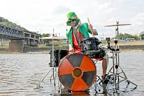 Bicí soupravu postavila kapela Toxic People na hladinu řeky Labe. Bubeník Pedro měl naštěstí k dispozici bubny vyrobené z plechu.