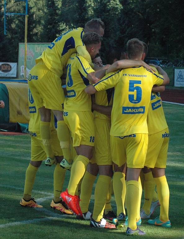 DOBRÁ PRÁCE. Varnsdorf (ve žlutém) doma porazil Pardubice 3:0.