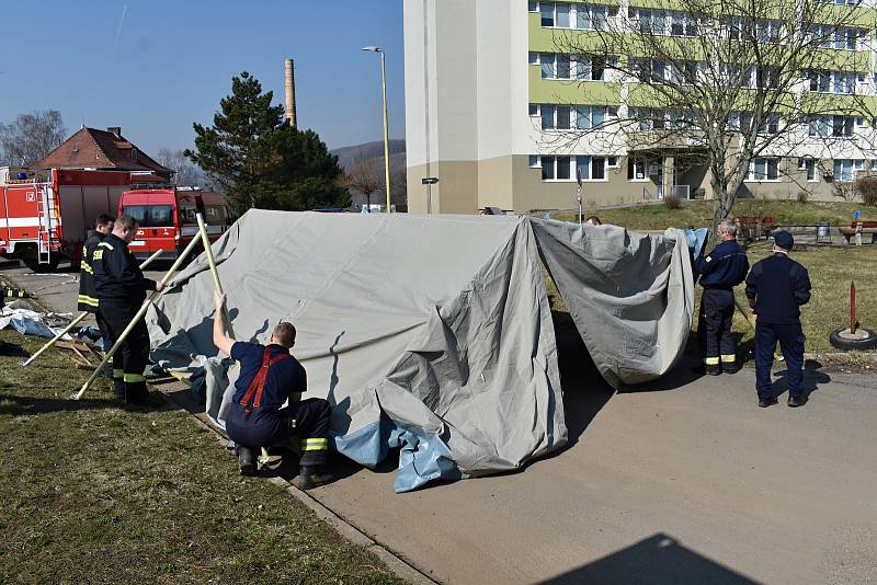 V nemocnici v Děčíně vyrostlo odběrové centrum pro testování na koronavirus.