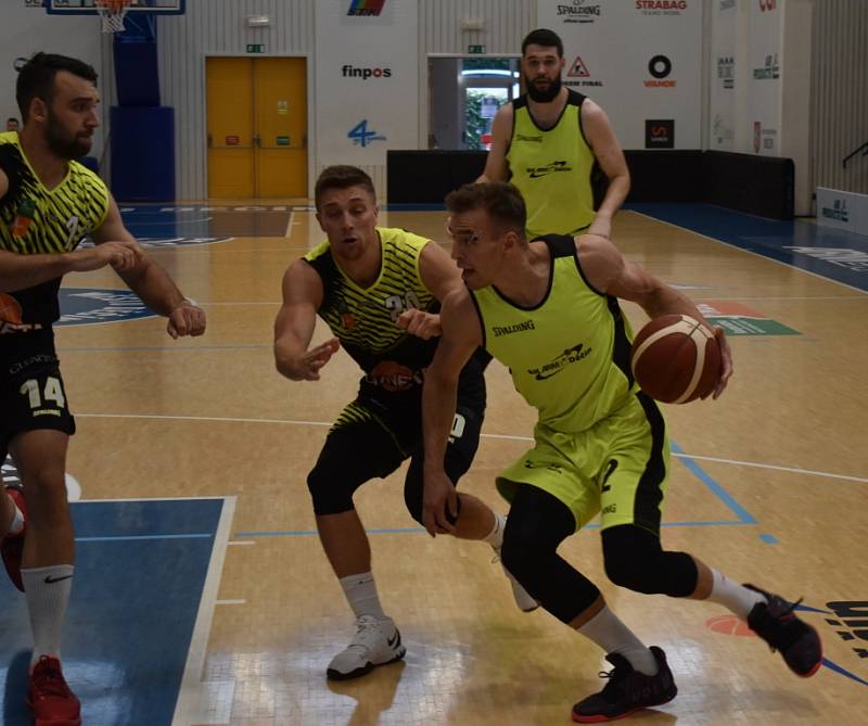 Basketbalisté Děčína narazili v dalším přípravném utkání na Ústí nad Labem. Sluneta naopak odehrála první přátelský zápas v rámci letní přípravy.