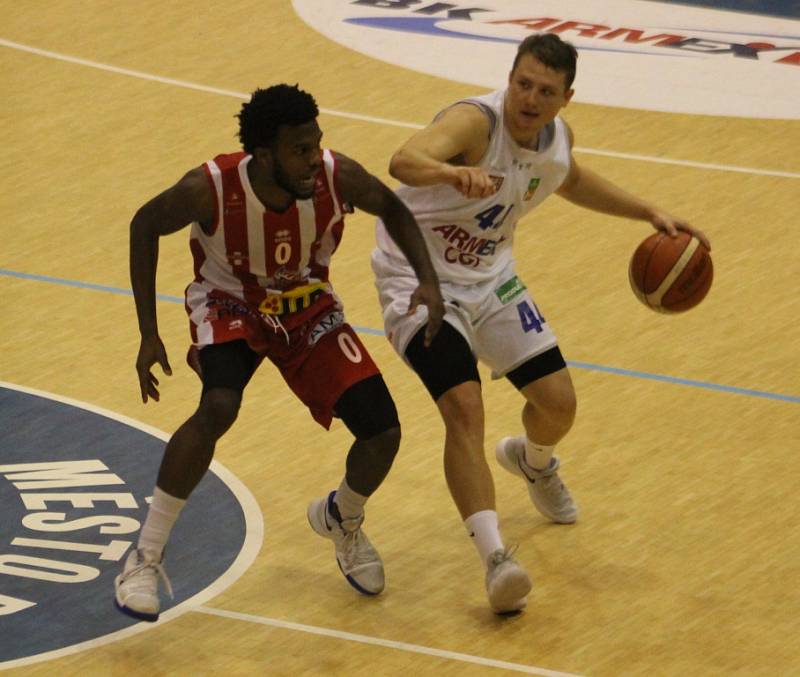 BYLY TO NERVY! Děčínští basketbalisté doma porazili Pardubice 74:73.