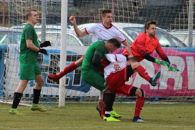 ZABOJOVALI. Fotbalisté Jílové (v bílém) doma získali proti Perštejnu bod.