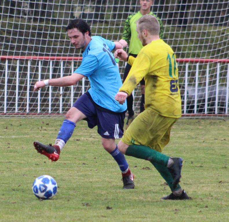 DOBRÝ START. Fotbalisté Modré (modré dresy) doma udolali Žatec 3:2.