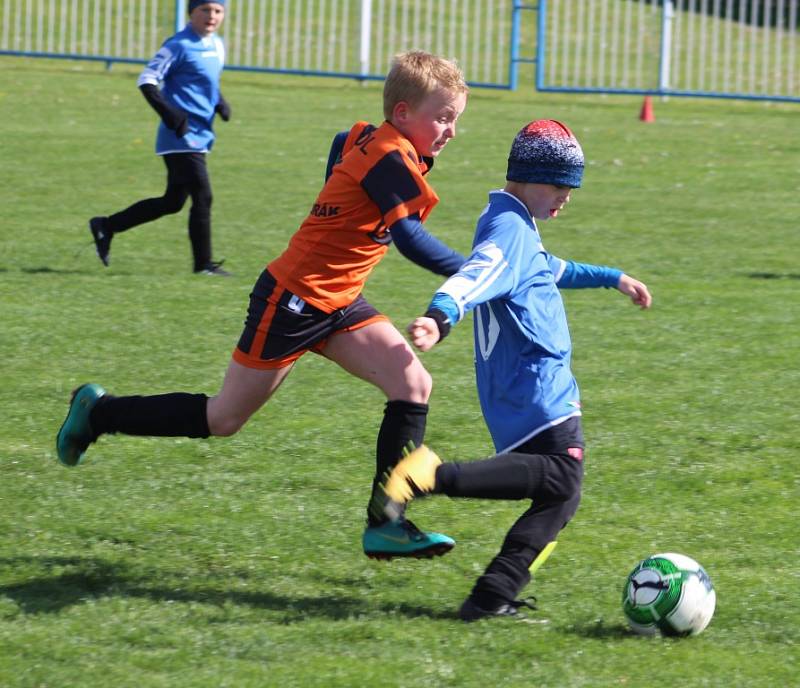 OKRESNÍ FINÁLE. V Markvarticích se odehrálo okresní finále mladší kategorie (1.- 3. tříd) v rámci turnaje McDonald's Cup.