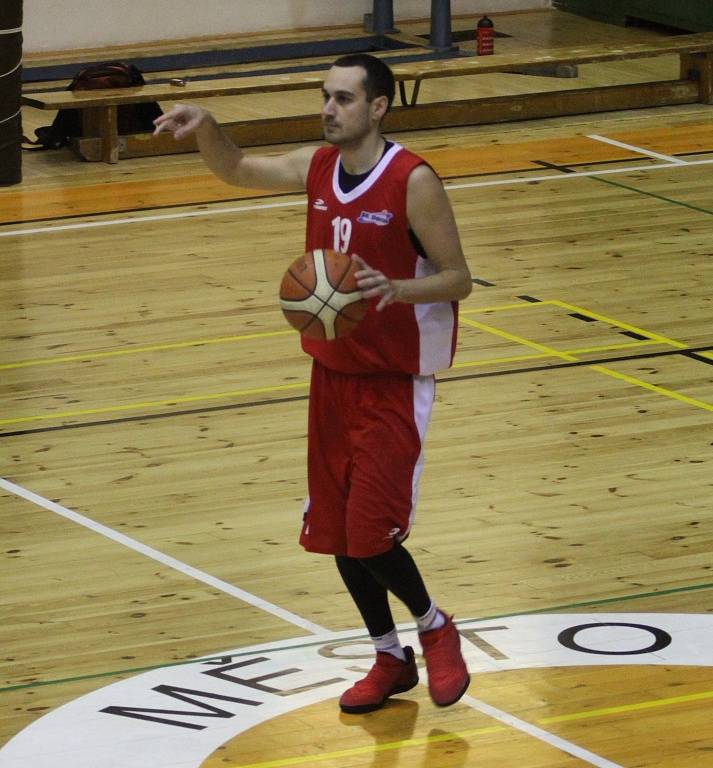 DERBY. Basketbalisté Varnsdorfu (v bílém) doma porazili Děčín.