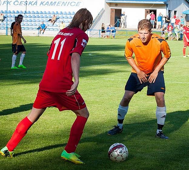 0:4. Fotbalisté České Kamenice (červené dresy) doma prohráli s Jílovým 0:4.