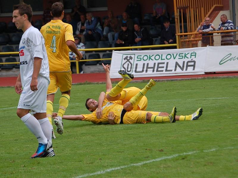 BEZ BODU. Varnsdorf (v bílém) prohrál 0:1 v Sokolově.