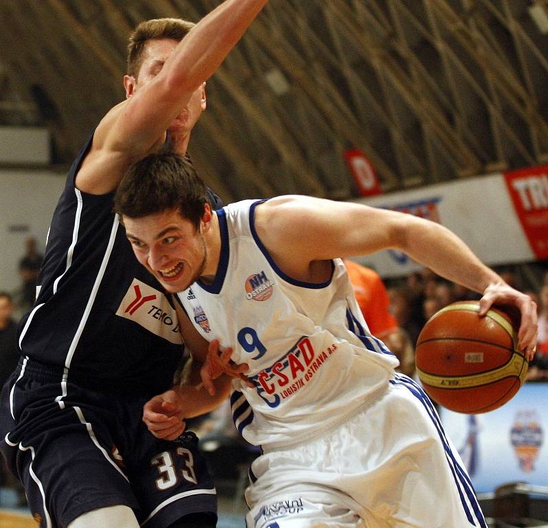 VÁLEČNÍCI ZNOVU ZABRALI. Děčínští basketbalisté vyhráli v Ostravě 80:68.