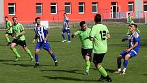 JASNÁ PORÁŽKA. Benešov (zelené dresy) prohrál v Roudnici nad Labem 0:5.