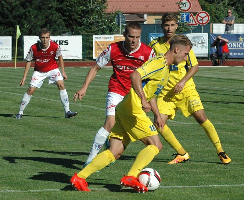 DOBRÁ PRÁCE. Varnsdorf (ve žlutém) doma porazil Pardubice 3:0.