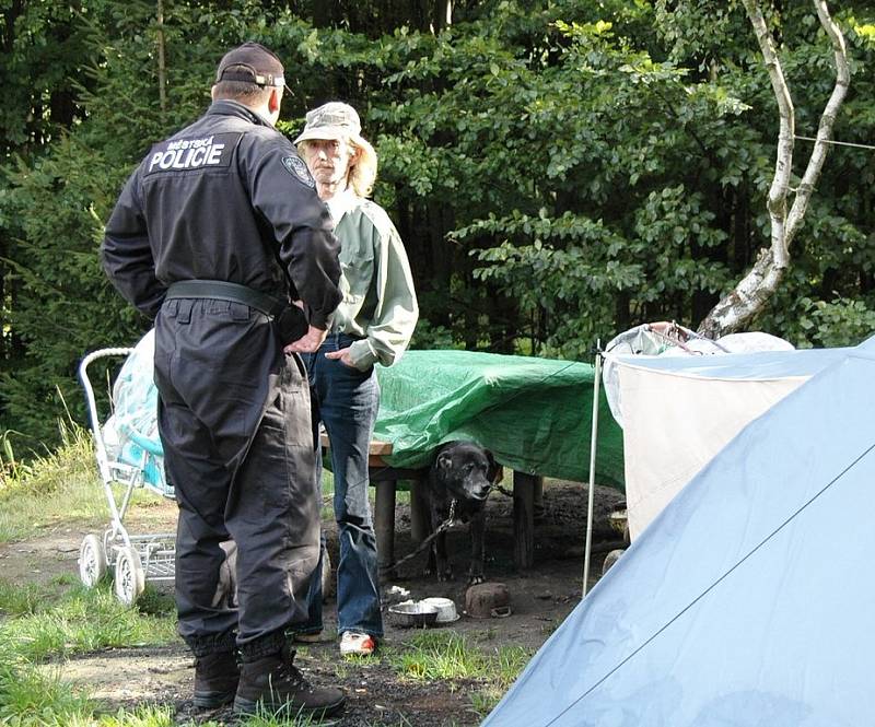 Bezdomovci se usadili u Vlčího jezera, děčínští strážníci je přišli z místa vykázat