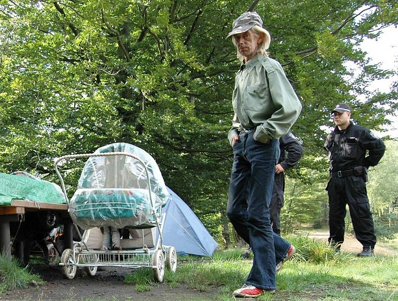 Bezdomovci se usadili u Vlčího jezera, děčínští strážníci je přišli z místa vykázat