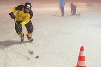 TRÉNINK. Na ledě trénovali mladí hokejisté dvakrát denně. 