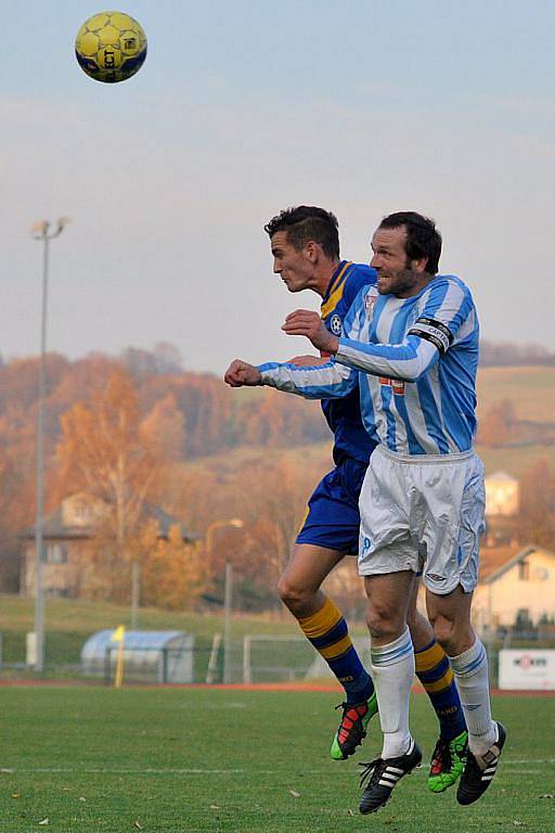 FK VARNSDORF (v modrém) doma remizoval 2:2 s čáslavským Zenitem.