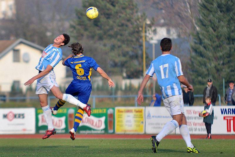 FK VARNSDORF (v modrém) doma remizoval 2:2 s čáslavským Zenitem.