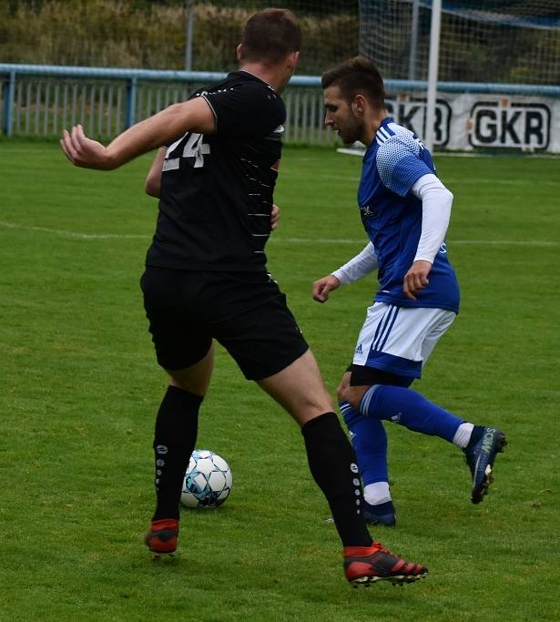 Fotbalisté Jílové (modré dresy) doma nestačili na Oldřichov, když prohráli 2:3.