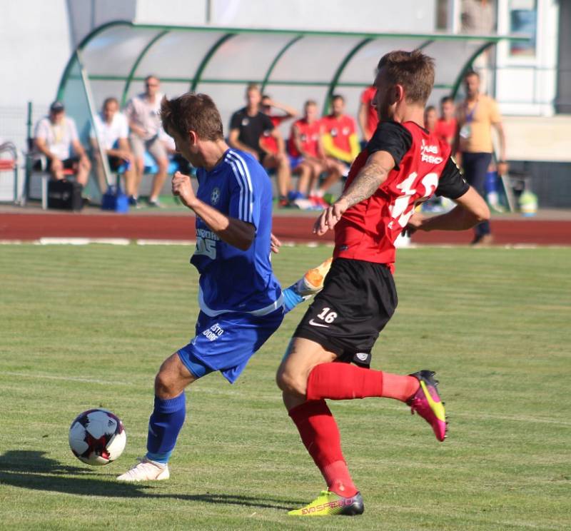 VARNSDORF (v modrém) doma hostil MAS Táborsko.