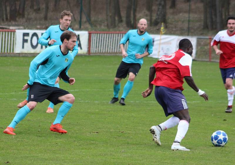 MODRÁ SE RVE. Jiskra (červené dresy) doma porazila Horní Jiřetín 3:0.