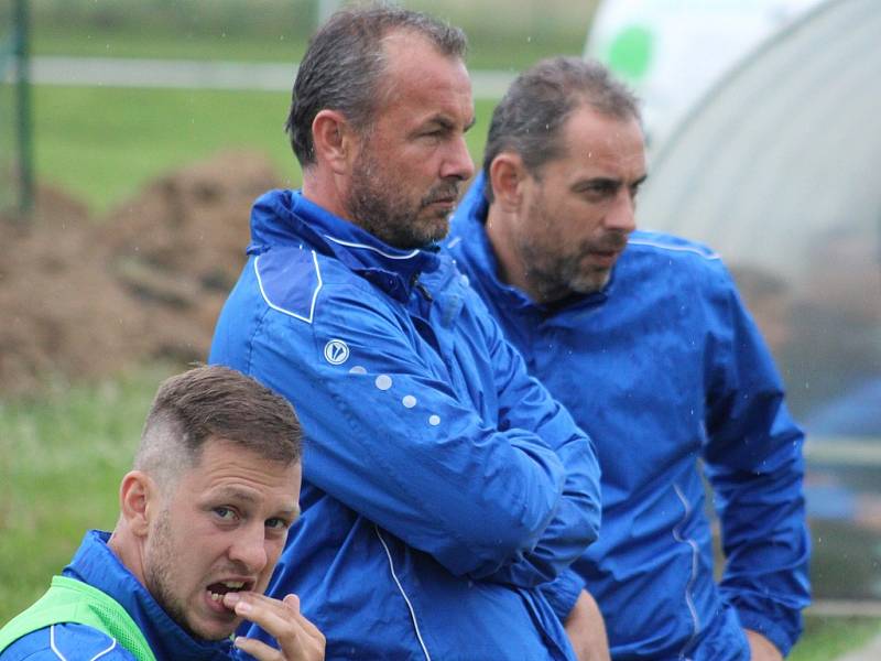 FOTBALISTÉ VARNSDORFU (ve žlutém) porazili juniorku Liberce 7:2. 