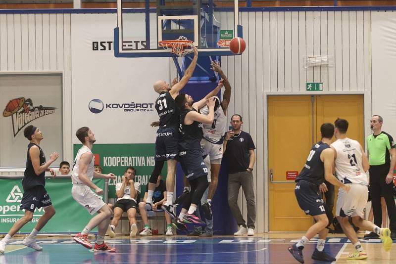 Basketbalisté Děčína doma porazili Ostravu a nadále drží v Kooperativa NBL první místo.