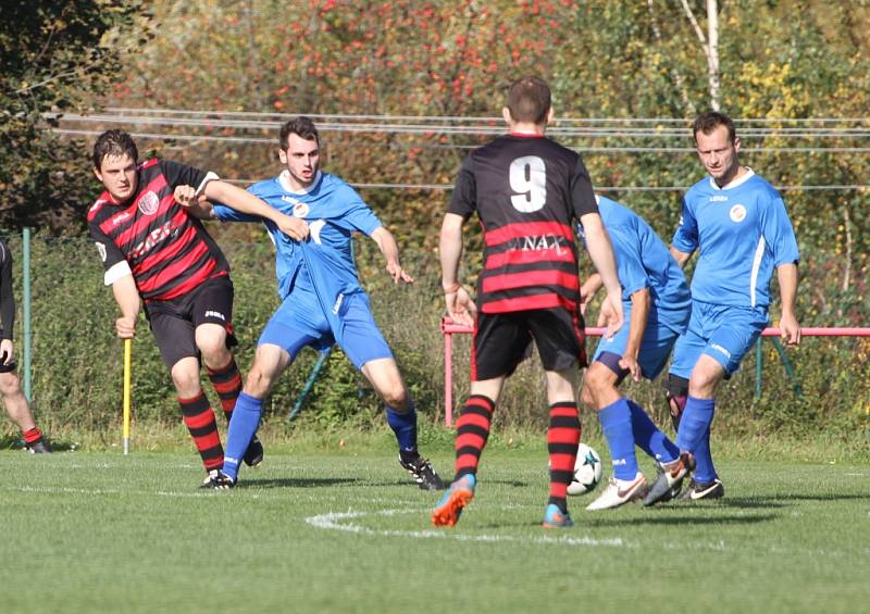 OBRAT. Fotbalisté Jiříkova (v modrém) doma porazili Union Děčín 4:2.