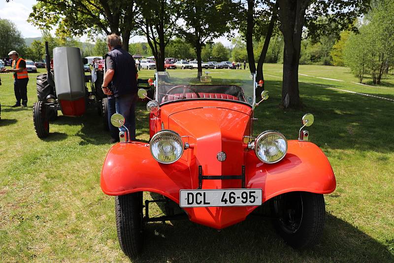 Na Šébru se konaly tradiční závody motoristických veteránů.