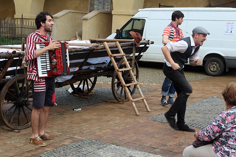 Festival pouličního divadla.