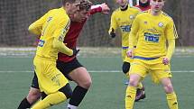 BEZ PŘEKVAPENÍ. Fotbalisté Varnsdorfu (ve žlutém) porazili Nymburk 3:0.