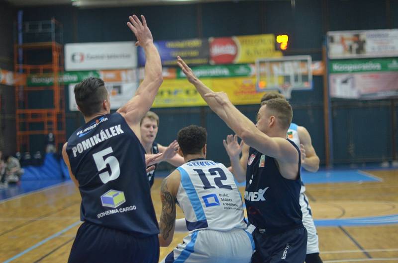 DĚČÍNŠTÍ BASKETBALISTÉ urvali vítězství v Kolíně až díky prodloužení.