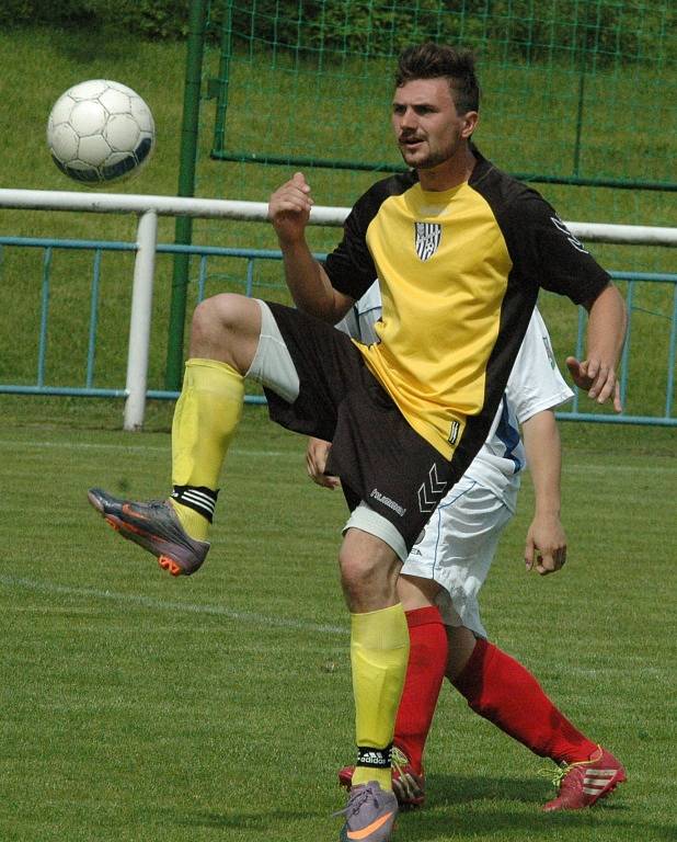 BENEŠOV (bílé dresy) doma zklamal, Chlumci podlehl 1:3.