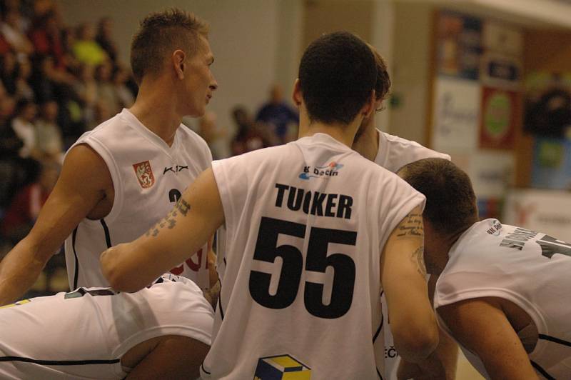 PARÁDA! Děčínští basketbalisté (v bílém) porazili Svitavy a vyhráli třetí domácí zápas v sezóně.