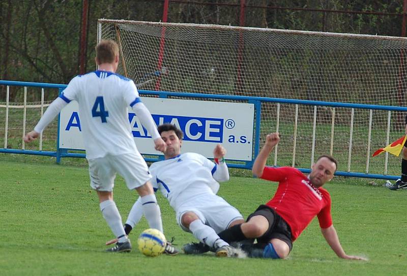 OPĚT VÝHRA. Fotbalisté SK Březiny (v bílém) porazili Milešov 2:1.