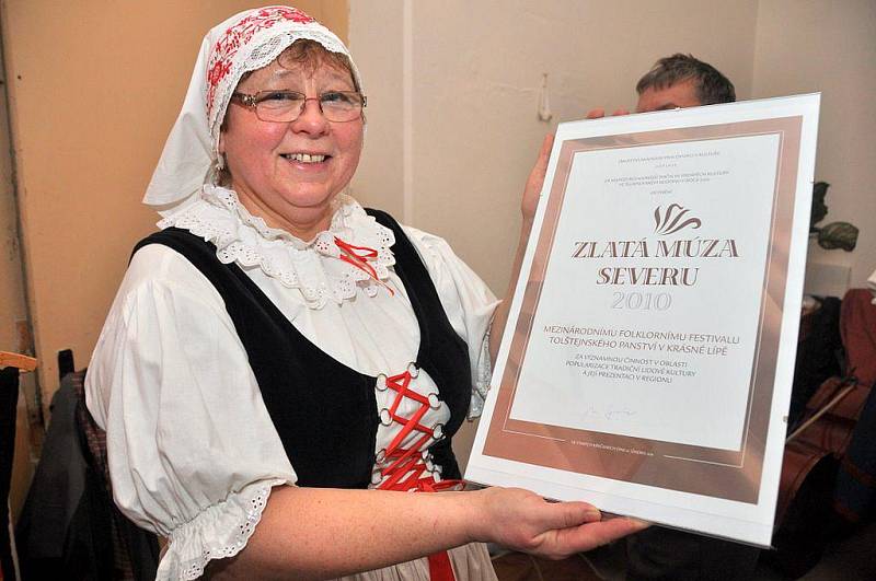 Folklorní soubor Lužičan z Krásné Lípy se od sobotního večera raduje z ocenění Zlatá múza severu 2010.