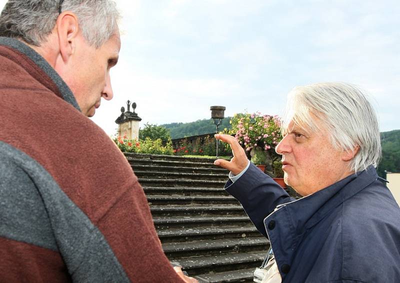 Hynek Bočan v Růžové zahradě točí exteriéry nové televizní pohádky.