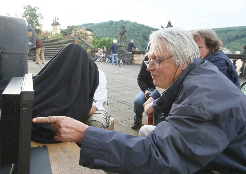 Hynek Bočan v Růžové zahradě točí exteriéry nové televizní pohádky.